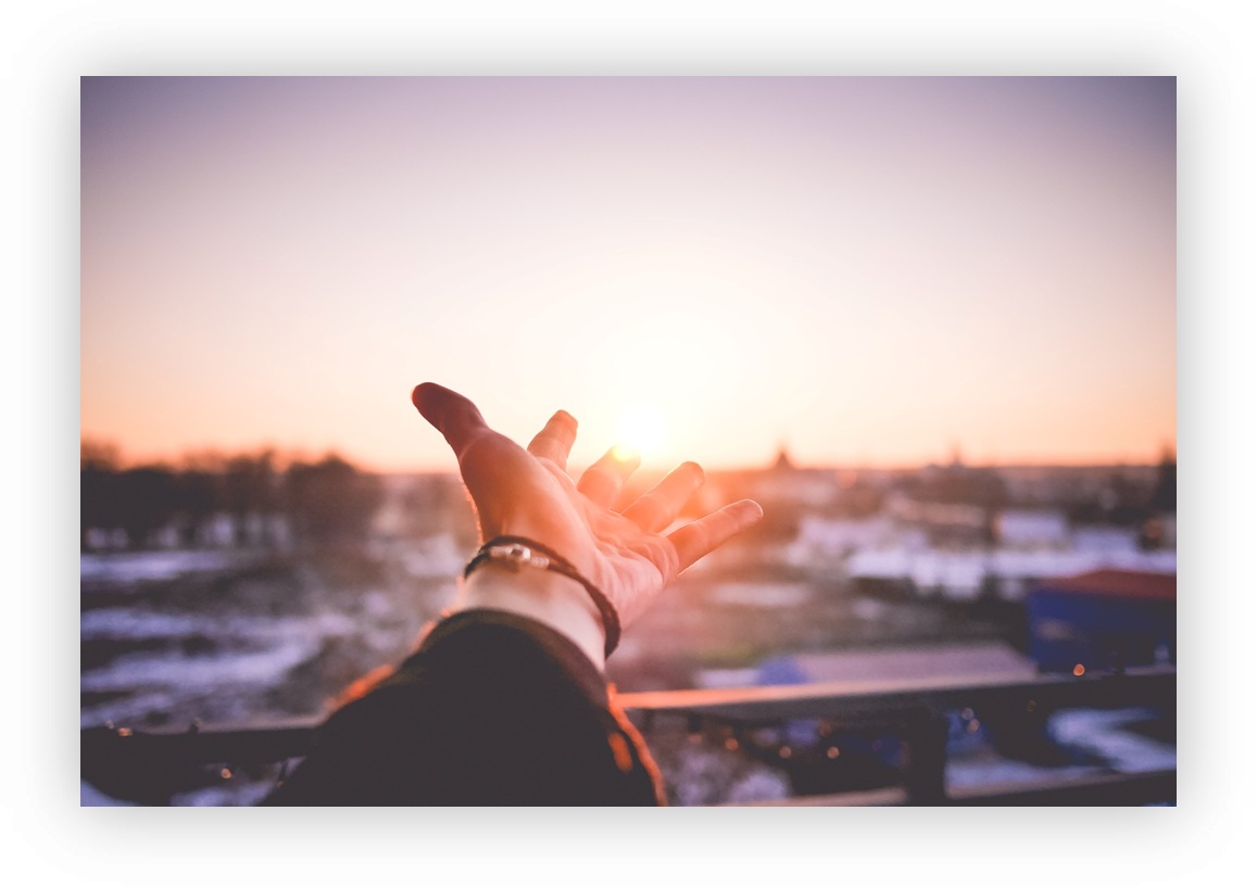 F:\刘健玲工作文件\图片素材\摄图网-站在楼梯上的女人.jpg摄图网-站在楼梯上的女人